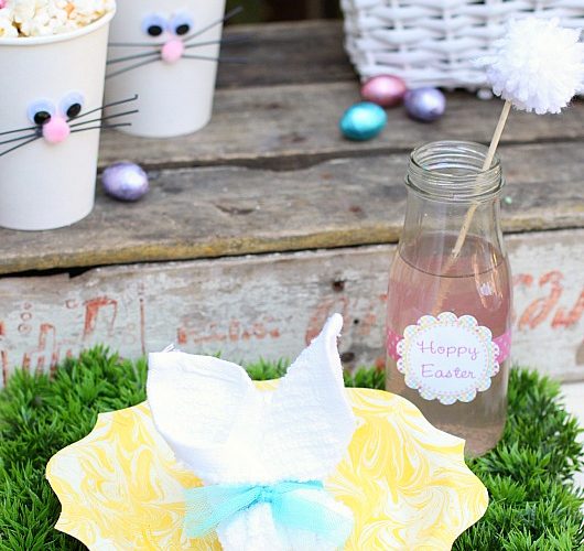 Grass mats and bunny napkins