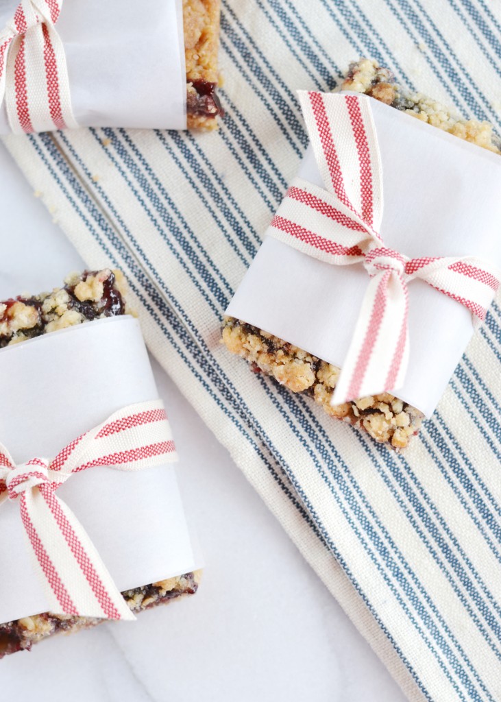 These blackberry crumble bars are so easy to throw together from boxwoodavenue These-blackberry-crumble-bars-are-so-easy-to-throw-together-from-boxwoodavenue