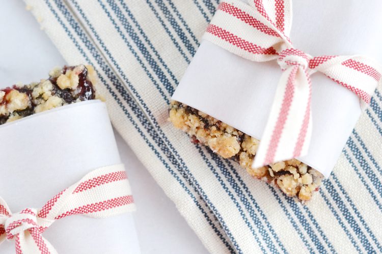 These blackberry crumble bars are so easy to throw together from boxwoodavenue
