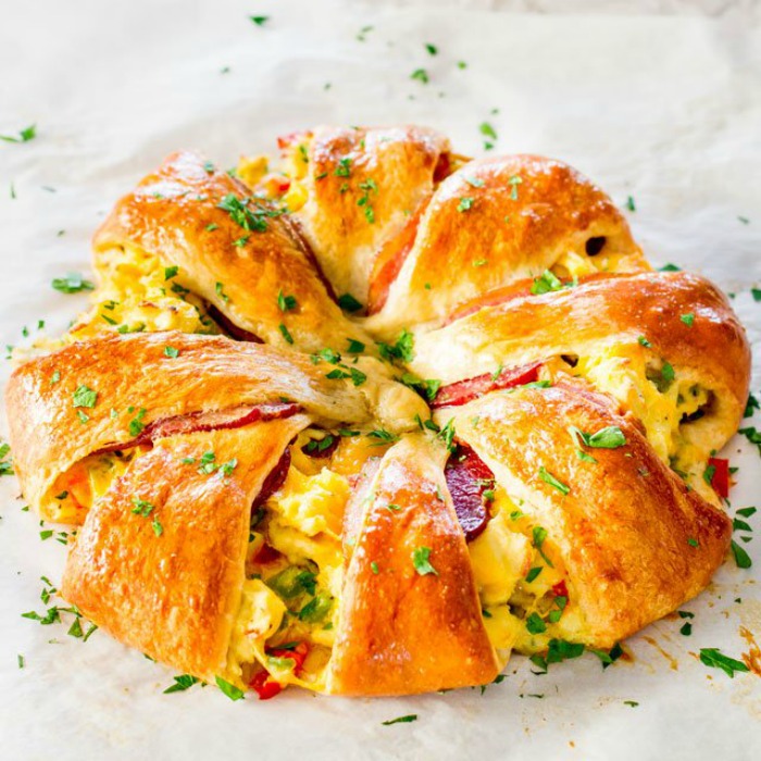 Crescent Bacon Breakfast Ring, Christmas Morning Breakfasts via Giggles Galore