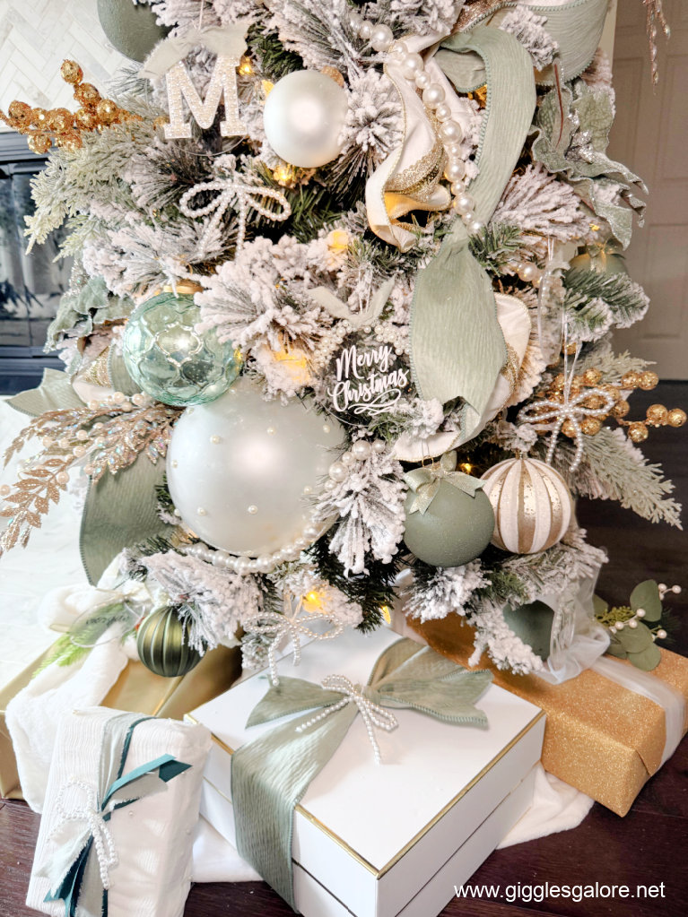 Elegant Pearl and Green Ornaments Elegant Pearl and Green Ornaments